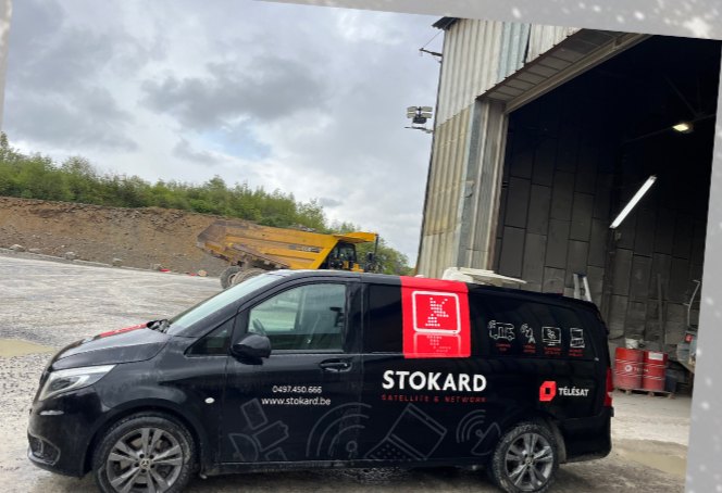 Camionnette Stokard devant un entrepôt