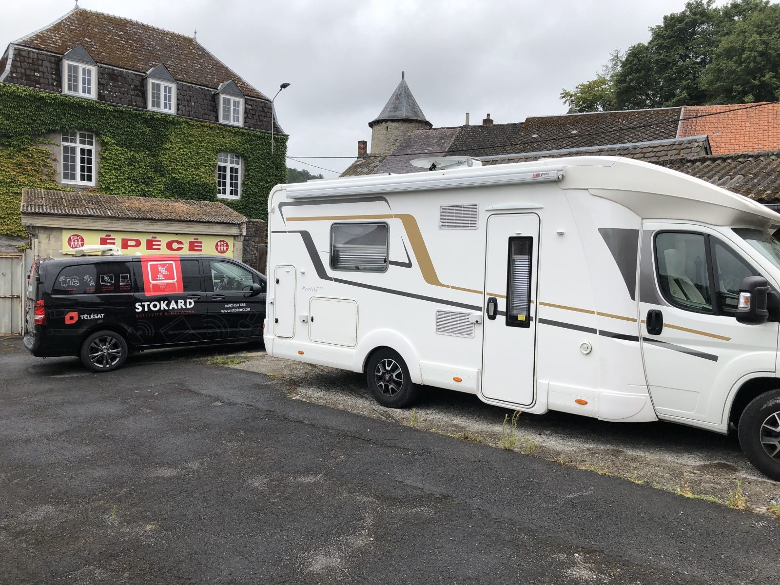 Intervention Stokard sur un camping-car devant un commerce de village