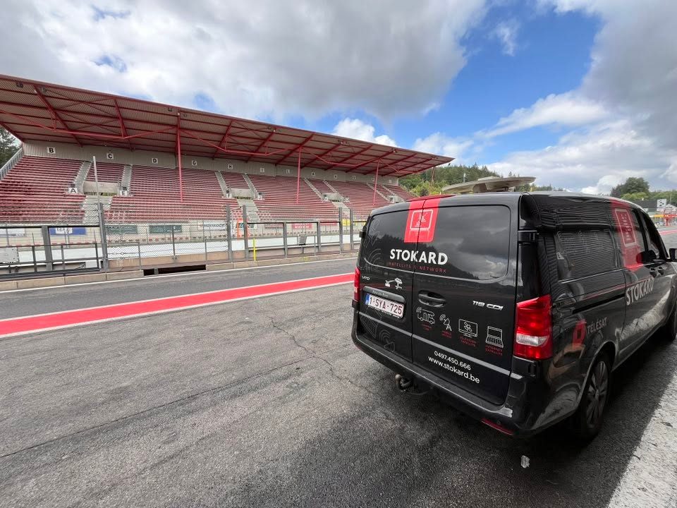Camionnette Stokard sur un circuit lors d'un événement