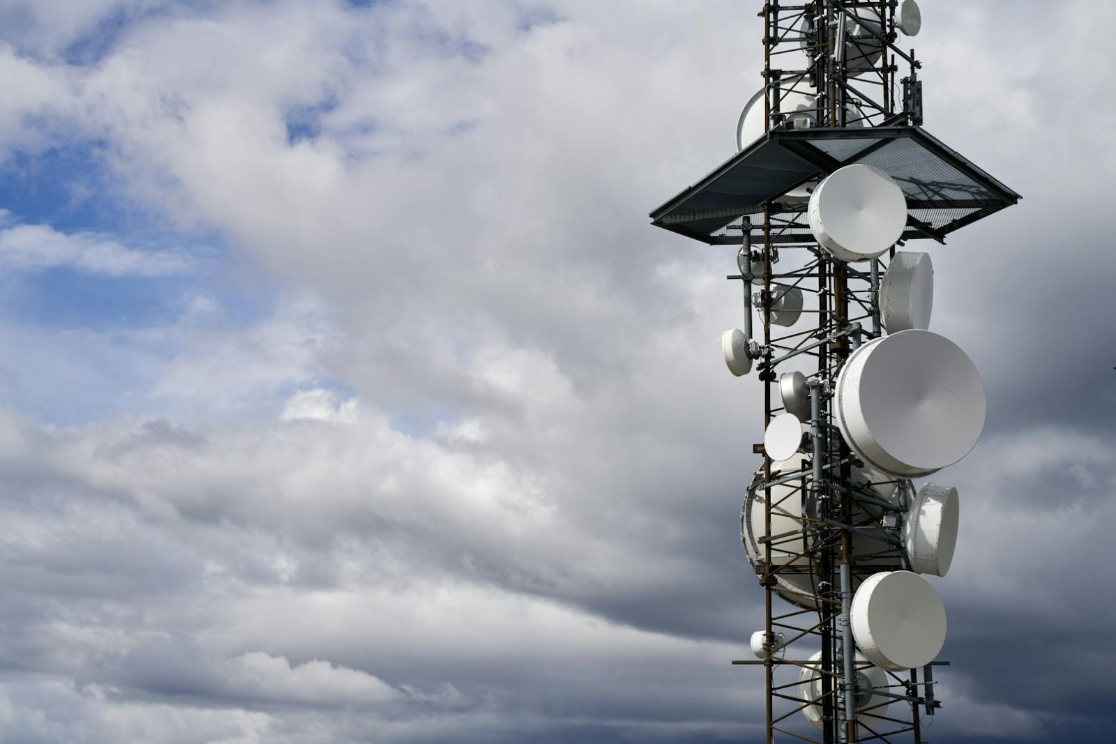 Pylône équipé d'antennes de transmission