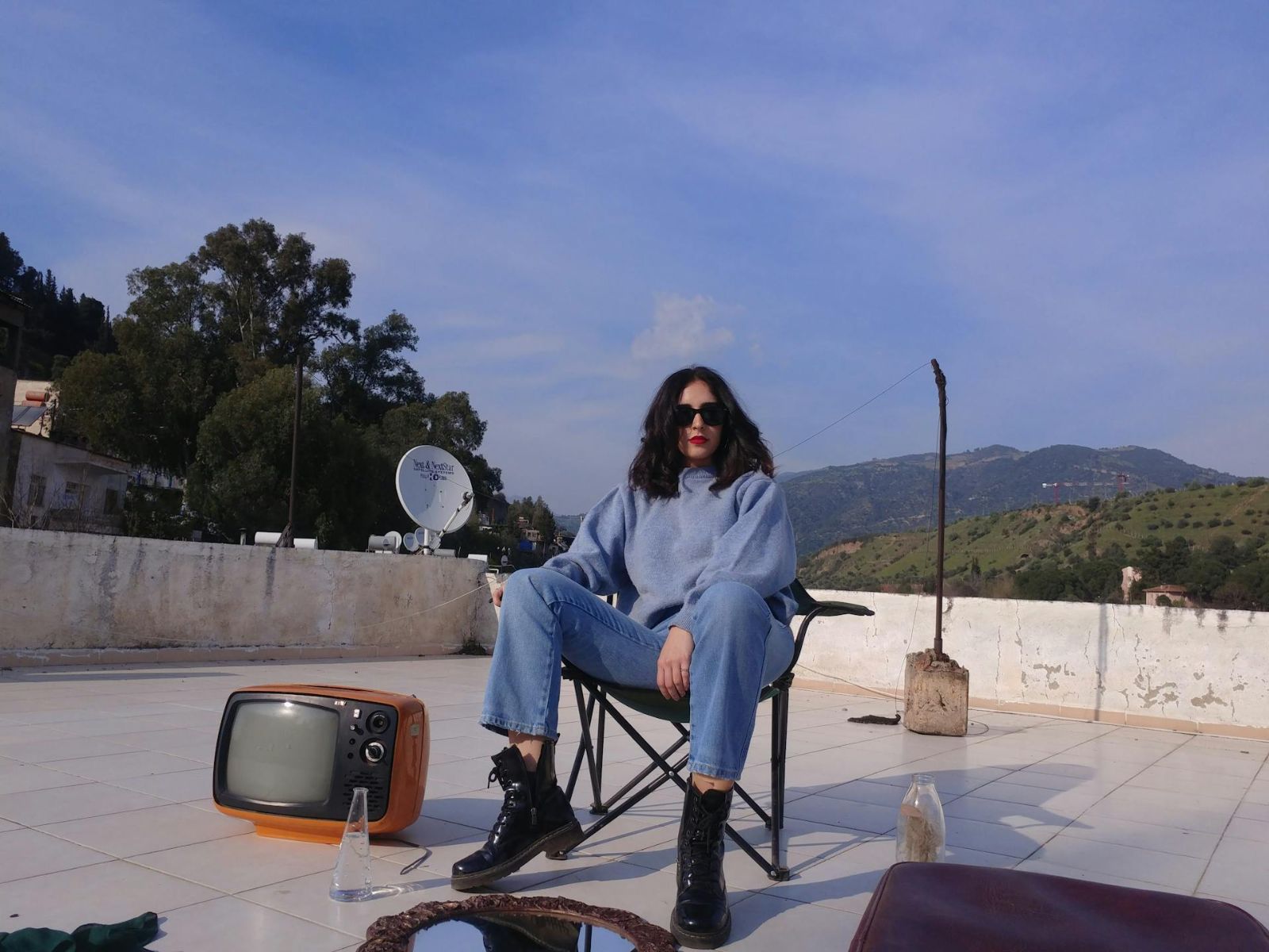 Télévision rétro et parabole sur un toit-terrasse