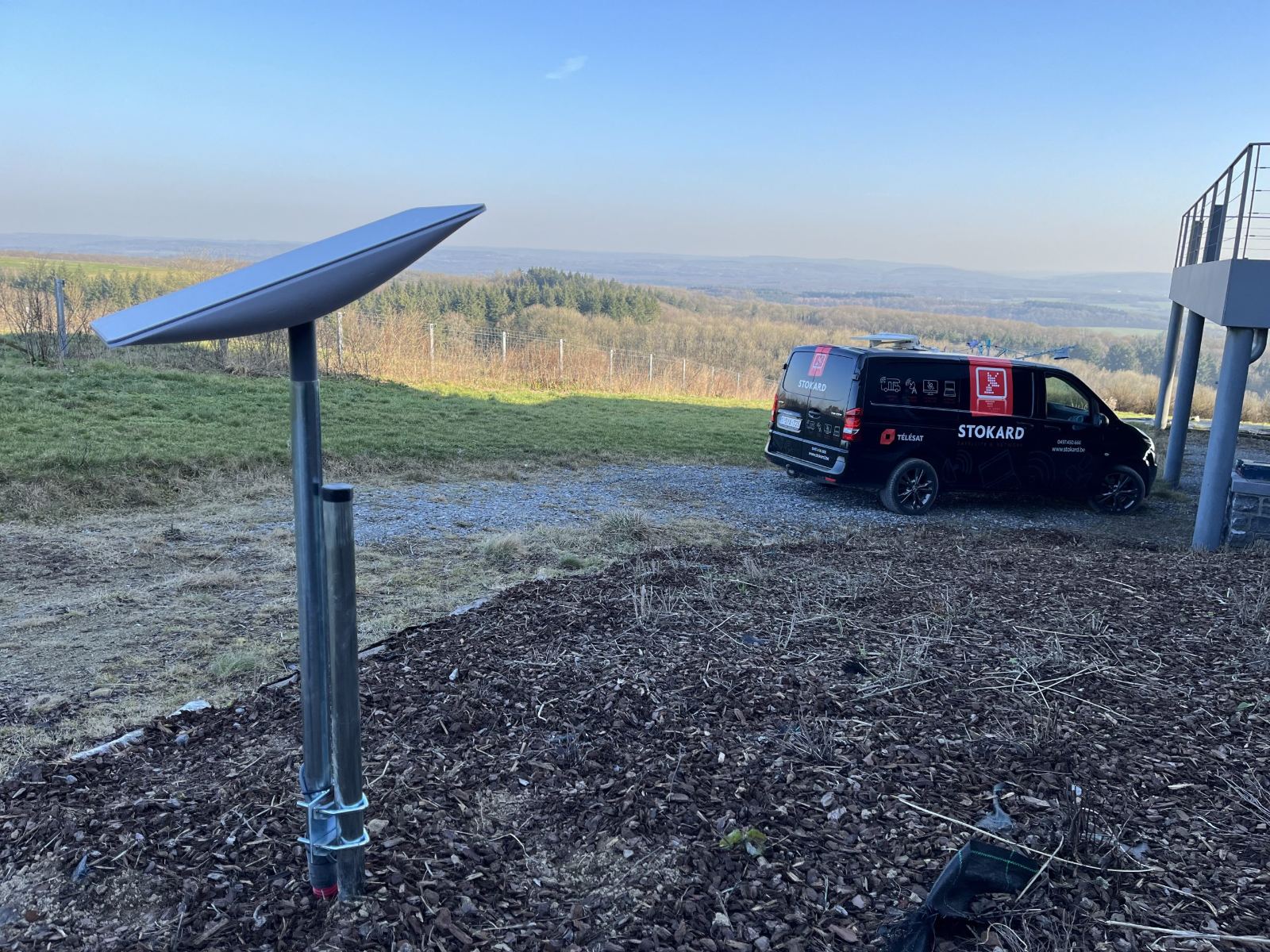 Antenne Starlink installée sur mât par Stokard, camionnette en arrière-plan