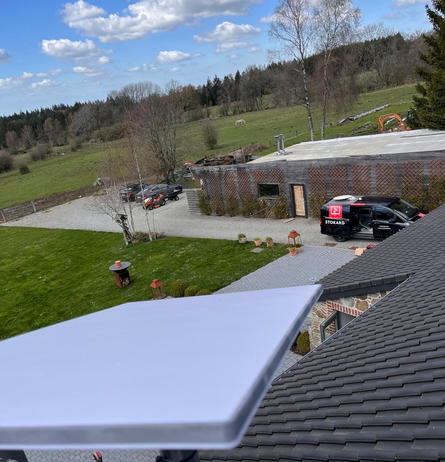 Antenne Starlink installée sur un toit par Stokard