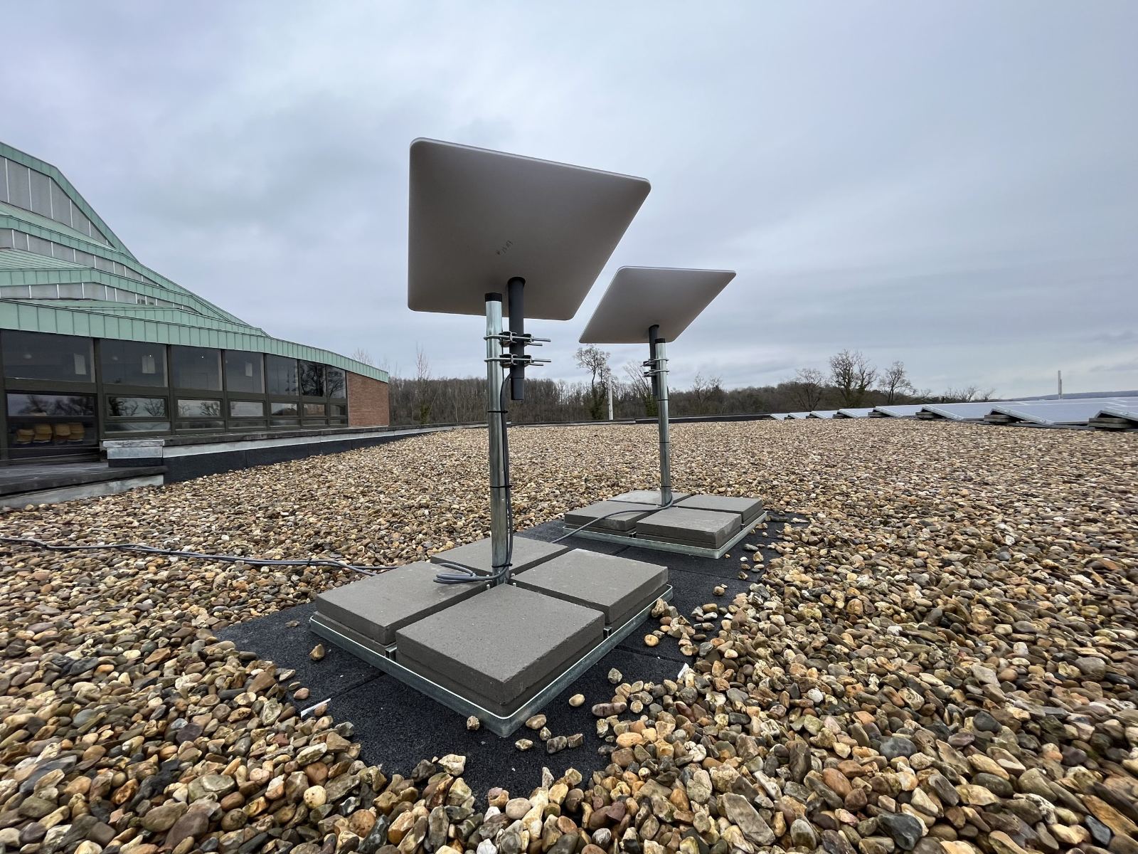 Antennes Starlink professionnelles installées par Stokard sur un toit plat