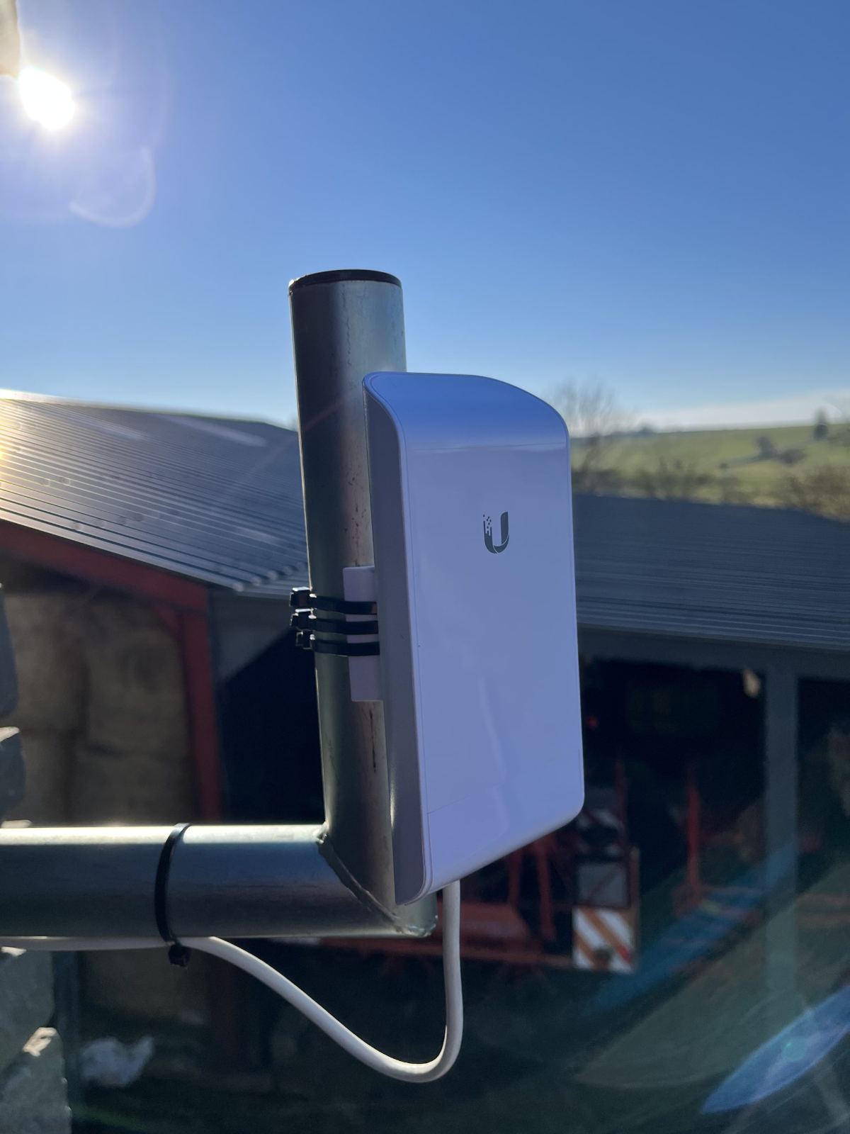 Antenne Wi-Fi longue distance installée par Stokard sur un mât en façade